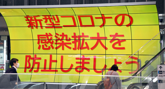 ソフトＢ田中は名探偵の本を持参／新人選手が入寮 | 若鷹寮に入寮し、掲示板の自分の名前を指さすソフトバンク・田中＝８日、福岡県筑後市 | 四国新聞社