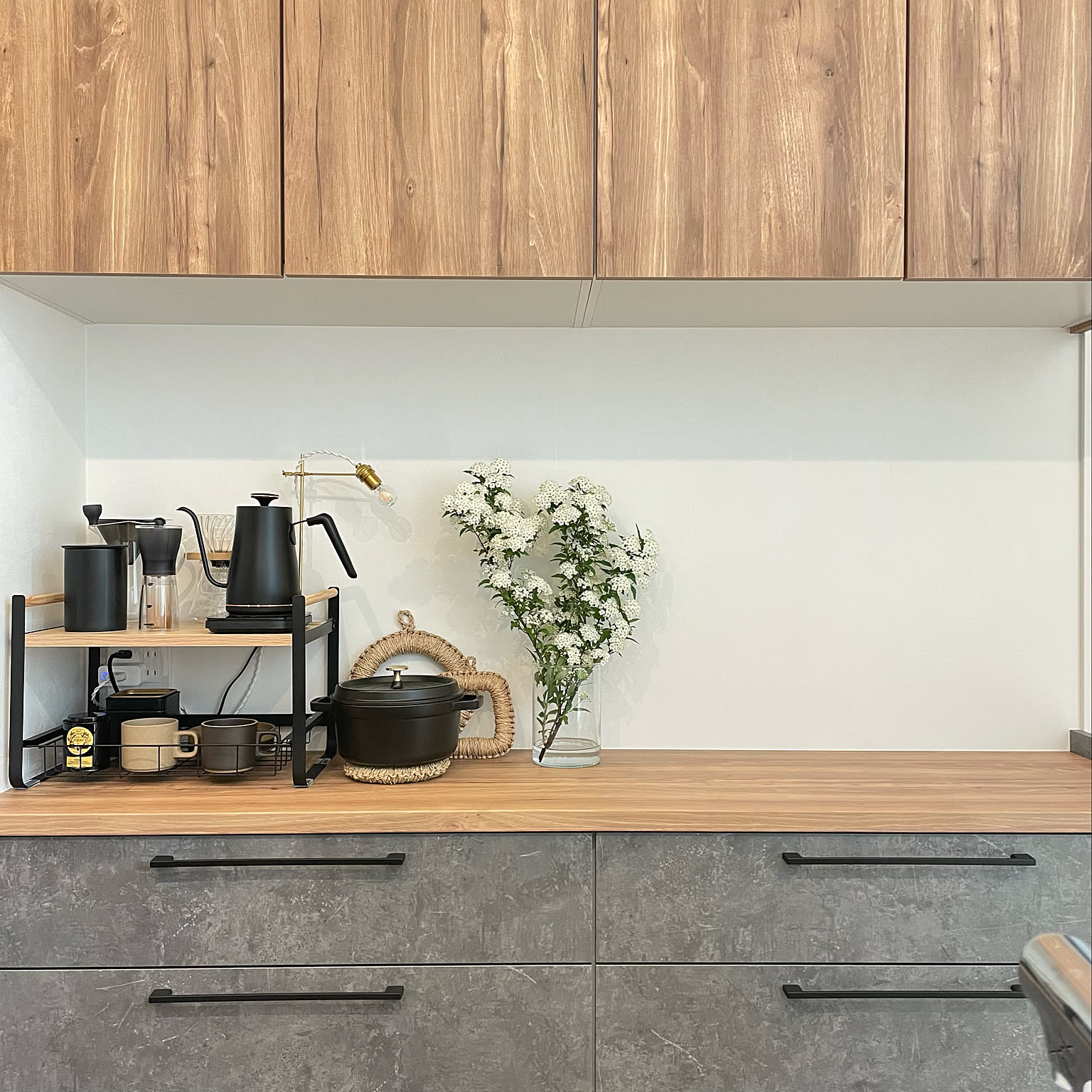 楽天市場10月限定エントリーでP5倍キッチンカウンター上棚 タワー山崎実業 tower トースター 空間ラック キッチンカウンタースパイスラック 伸縮 小物 コーヒーメーカー 鍋 スチール 幅90cm キッチン 収納 棚 レンジ上 見せる収納 飾り棚 ホワイト ブラック