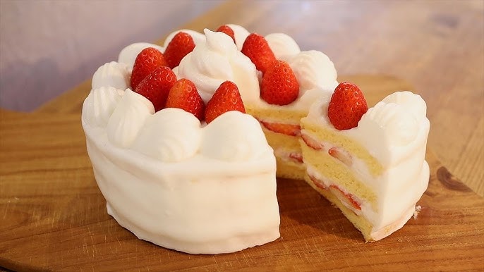 ショートケーキ🍰 レシピあり📝 , 今回初めてバラ口金を使ってみました🌹, イメージでは繊細な可愛い花びら絞りだったんですが ,色々とヘタクソ過ぎてボリューミーだぁ😂, ---, ☆ショートケーキ12cm材料, 全卵76g, 水あめ5g,グラニュー糖46g, 無塩バター10g, 牛乳10g,