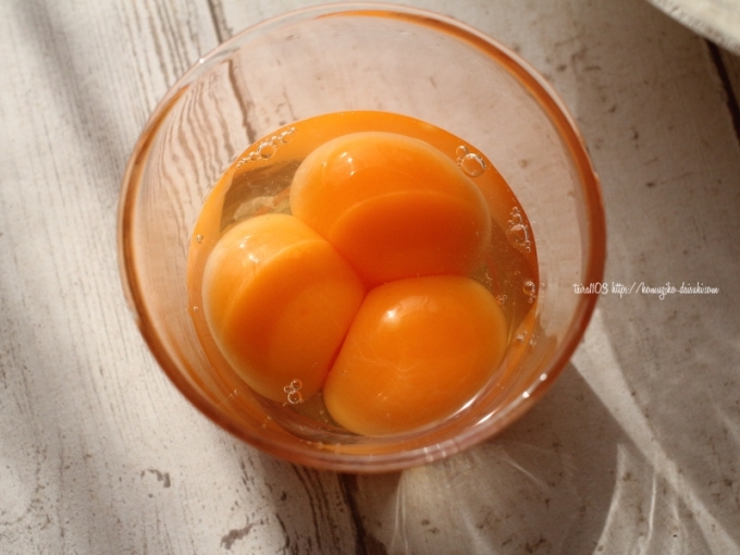 久々のカヌレ焼き！ カヌレを焼くたびに底上げしてるんですよ 。 私はいつになったら底上げせずにカヌレを焼けるようになるのでしょうか😂今回は、7個中5個底上げ。 写真4枚目少しは成長しているか？😂 レシピはグレーテルのかまどさんのをベースに、砂糖控えめ、卵黄