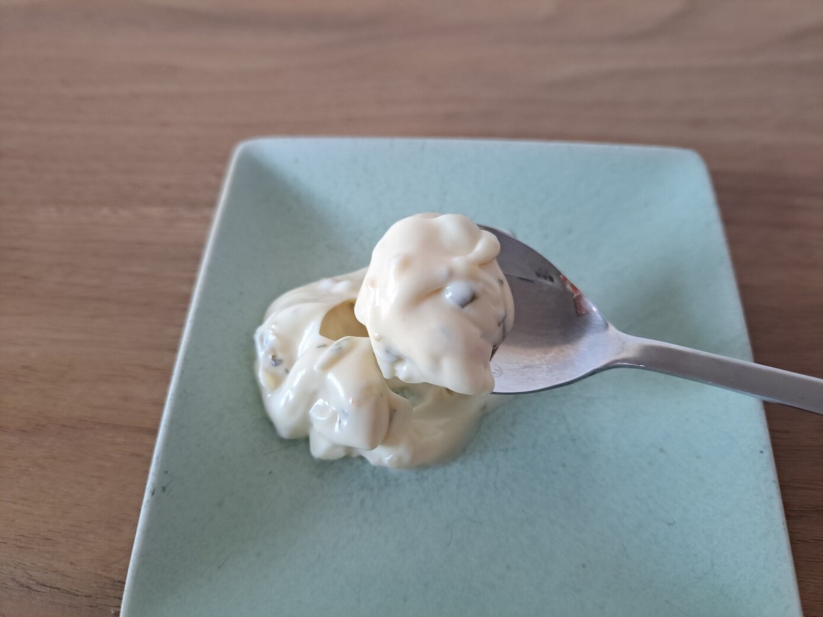 プロが作る基本のタルタルソース。, ., ., 自家製のタルタルソースは、, 味がとてもしっかりしているので、, めちゃくちゃオススメ。,今回は美味しいタルタルソースを, 作るためのポイントを徹底解説！, この動画見て、, ぜひ自家製タルタルソース作りに、,挑戦してみてください！🧑‍🍳, ., .,材料:2人分 , ◯玉ねぎ 30g, ◯ゆで卵 1個, ◯ピクルス 40g,