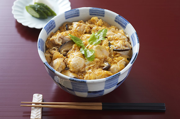 ふわとろのコツは卵の混ぜ方にあり！親子丼の基本レシピ