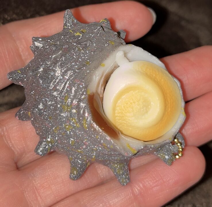 ぷにゅっと!?開く!貝の浜焼きマスコット1.ホタテ バター醤油,トイズスピリッツ ガチャガチャ カプセルトイ 通販