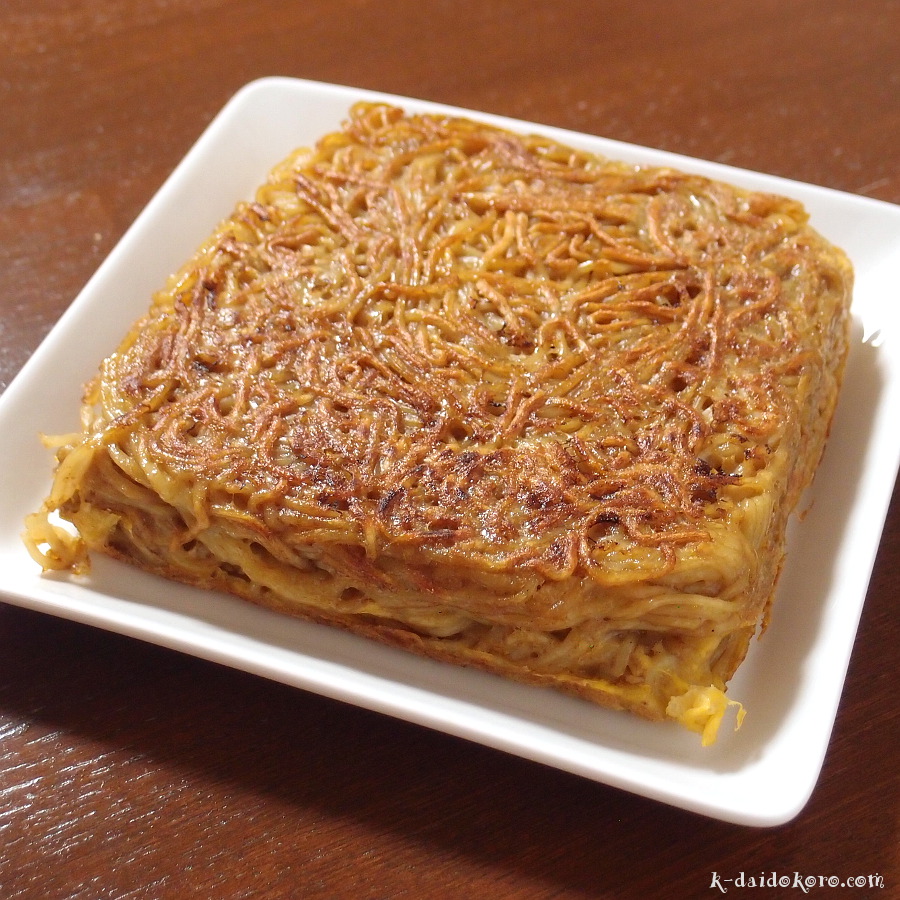 第7位『ホワイトチョコパン』 ①ホットサンドメーカーを中火にかけ、バター 10g を溶かす ②8 枚切り食パン1枚をのせ一度火を止める③食パンに粉末カフェオレ1袋をまんべんなくまぶす ④ホワイトチョコ9片を均等に並べる ⑤もう 1 枚の8枚切り食パンで挟む ⑥バター10gを