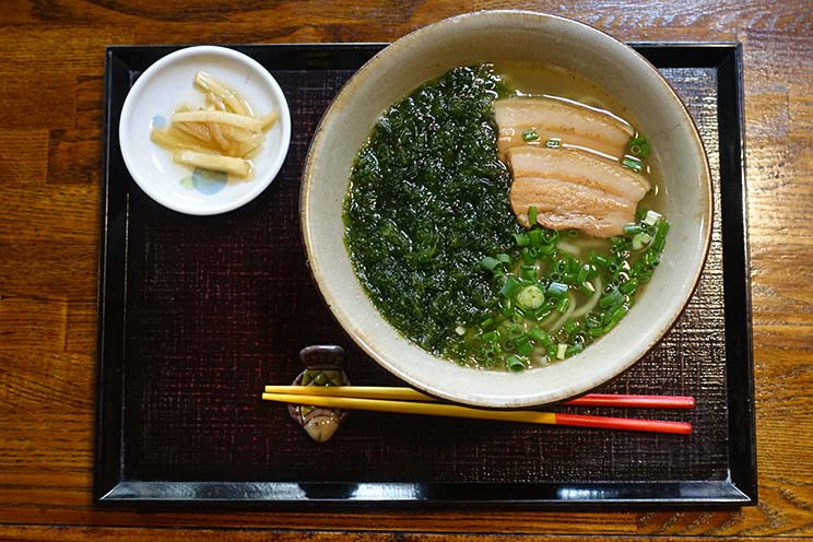 沖縄県 沖縄市・古民家を改装した沖縄そば店が諸見里にオープン！「SOBAYA 崎門」の沖縄そばがあじくーたーで美味い！ – THE ROAD AHEAD