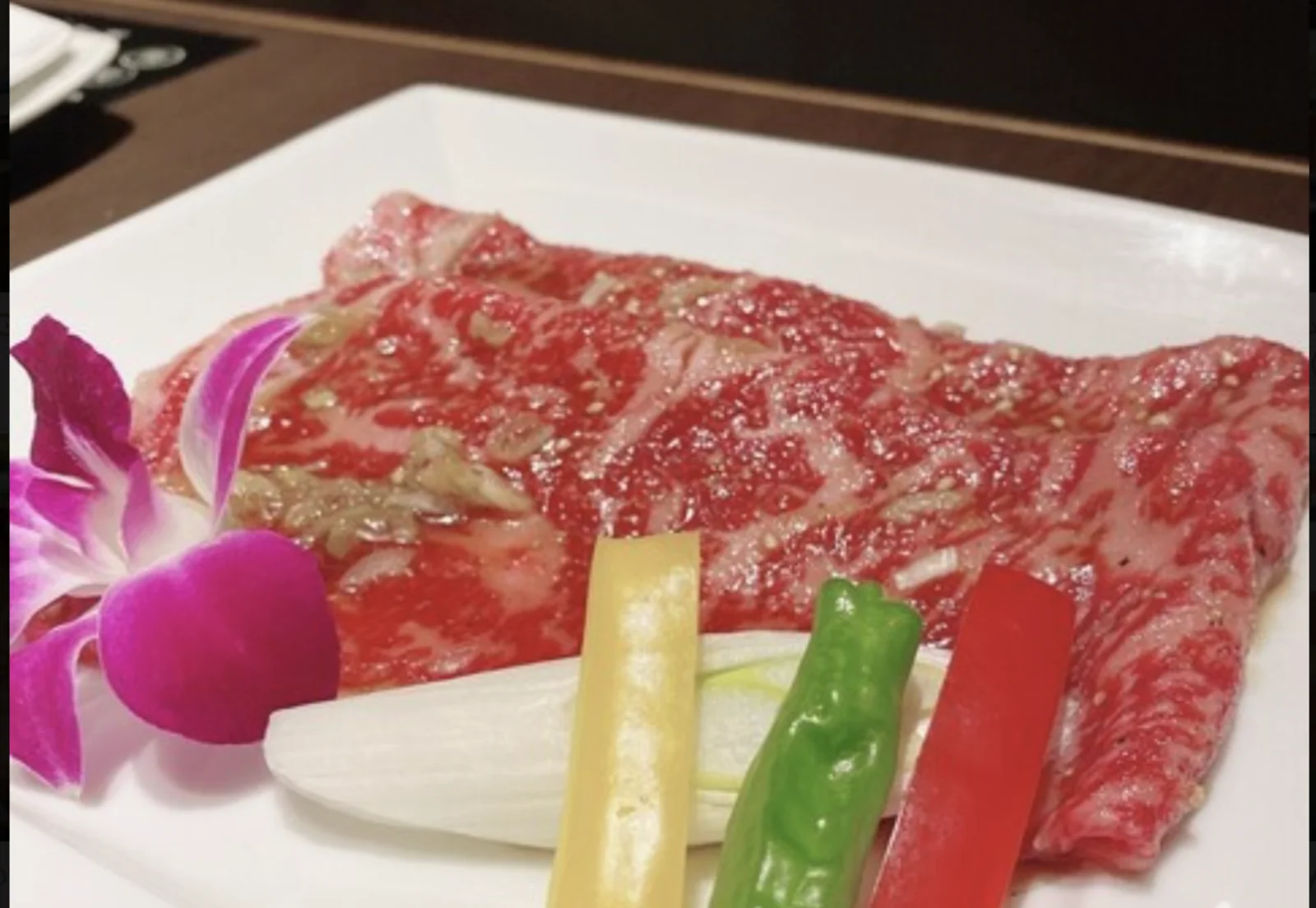 日本敘敘苑真的值得來吃嗎?, -, 這次來到大阪大丸心齋橋百貨內的敘敘苑吃晚餐!, 點餐方式有單點也要套餐 午間套餐CP值高 , 🔻綜合牛舌拼盤¥日幣6500推,可以吃到不同的口感 , 🔻鹽醬班傑結蝦¥日幣3000就是蝦子哈哈哈 , 🔻上等牛腰肉 ¥日幣5300很軟嫩,咬下去肉直接散開 , 🔻牛橫膈膜 ¥日幣3200份量很多,CP值高 , 🔻鹽醬豬肋肉 ¥日幣2000,