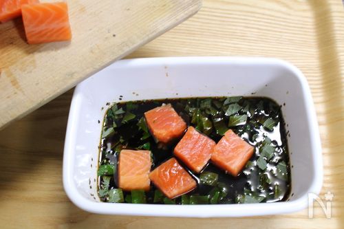 めんつゆで簡単！ 漬けサーモン丼
