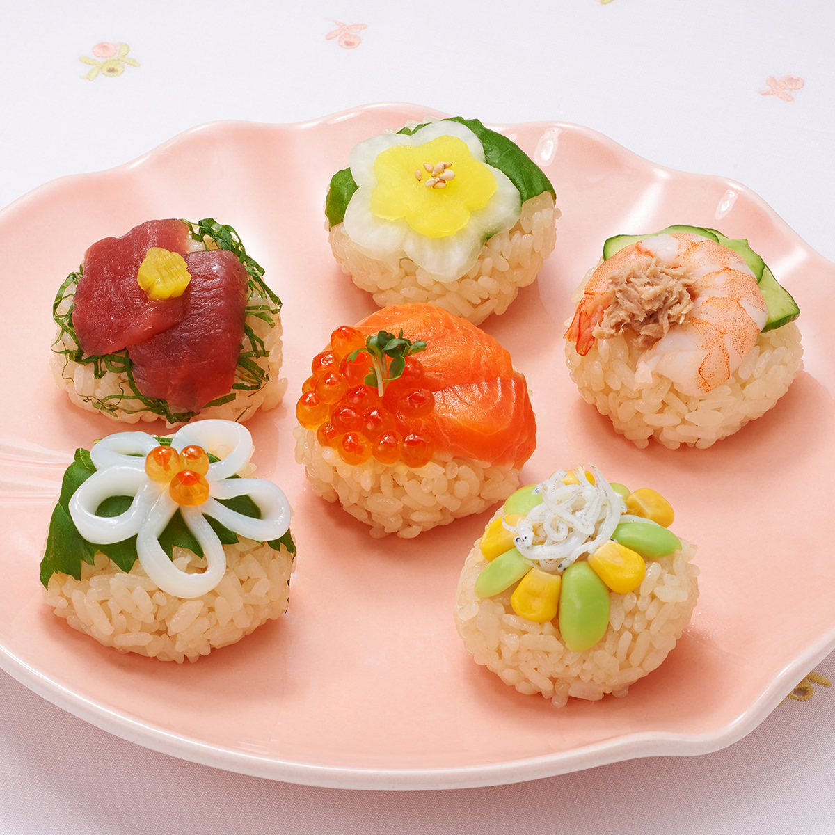 スーパーのお寿司で作る！ 簡単手まり寿司アレンジ🍣✨ どうしても流行りの手まり寿司を作りたくて。🥹 でも一個一個お刺身やらいくらやら揃えるのは結構大変〜〜〜ってことで スーパーのお寿司を解体することに🤭 握り直しただけなのになんか可愛くなった〜🥹 1〜2人分