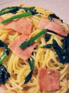 調味料は1つだけ🪄, スパニッシュオムレツレシピ🥣💕, 材料🏷 3人分 1人あたり約241kcal, ⚪︎じゃがいも小さめ1個, ⚪︎玉ねぎ1 3個, ⚪︎ハーフベーコン4枚, ⚪︎冷凍ほうれん草適量, ⚪︎卵3個, ⚪︎生クリーム30ml, ⚪︎『マギー シェフマジック』 小さじ1.5, ①玉ねぎを切る。じゃがいもは切って水に浸しておく。,