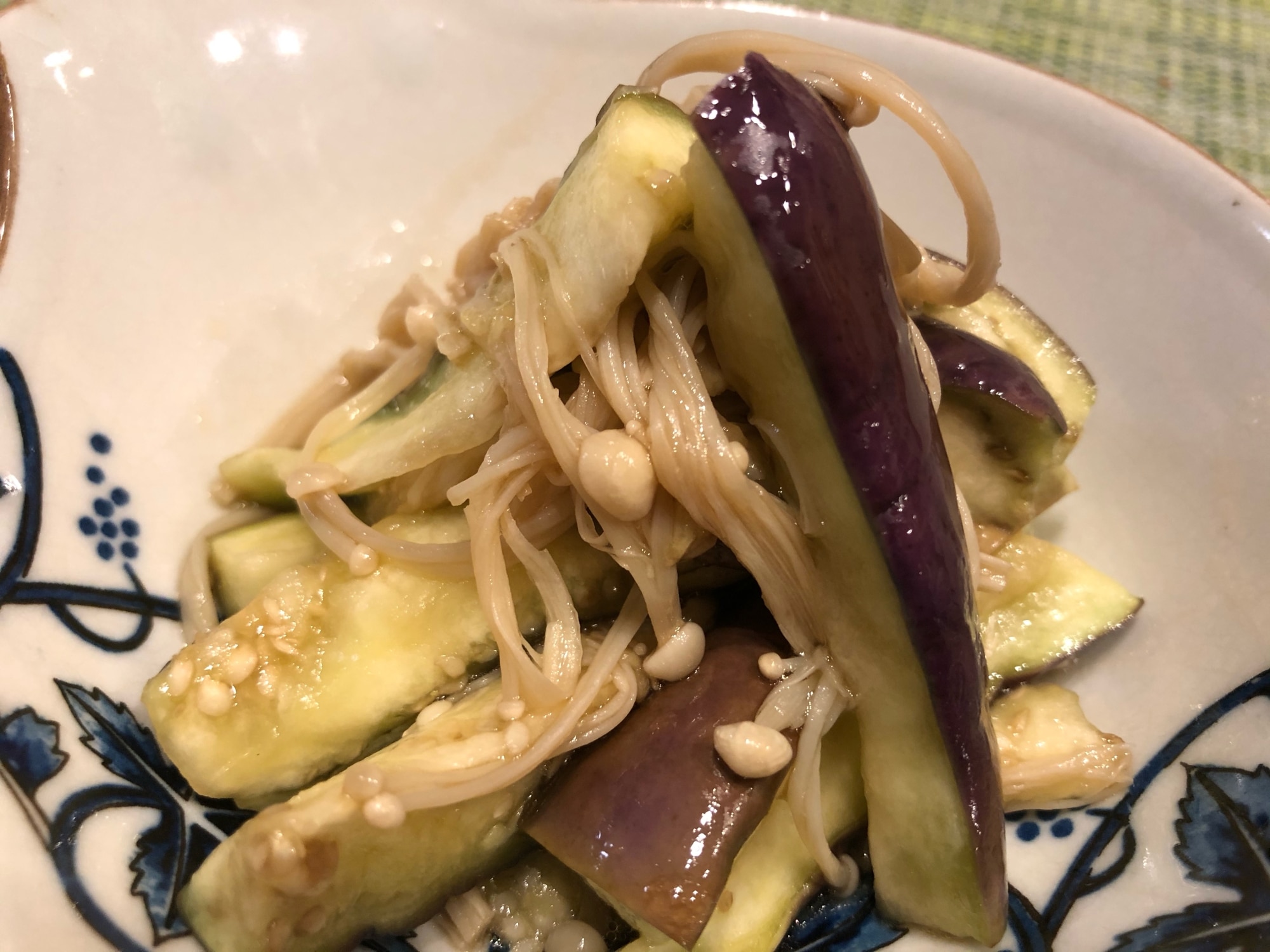 茄子とえのきベーコン炒め,材料 , 茄子：2本, えのき茸：1パック, ベーコン：1パック, ポン酢：50cc, バター：20g, 鰹節：5g,作り方 , 1. 茄子のヘタを落とし、3～5mmの斜め切りにする。ラップに包み、600Wの電子レンジで5分加熱する。, 2.えのきは石づきを切り落としてほぐし、ベーコンは7～8mm幅に切る。, 3.