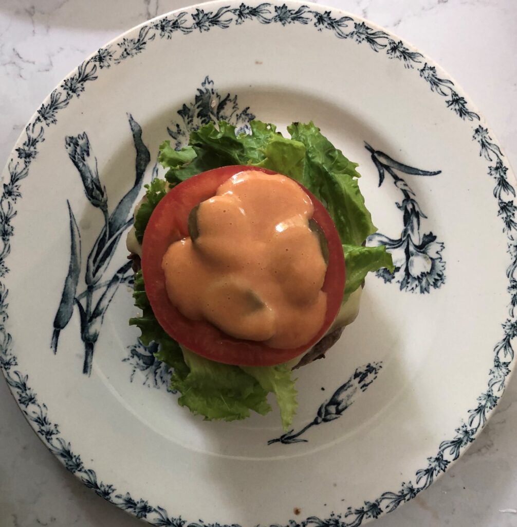 Shake Shackの特製チーズソースのレシピを大公開！ シェイクシャックのチーズフライにかかっているあの チーズソース がお家で作れたら とてもワクワクしませんか🧀？今回、シェイクシャックのカリナリーディレクターマーク・ロザッティが、お家で気軽に作れる特別な