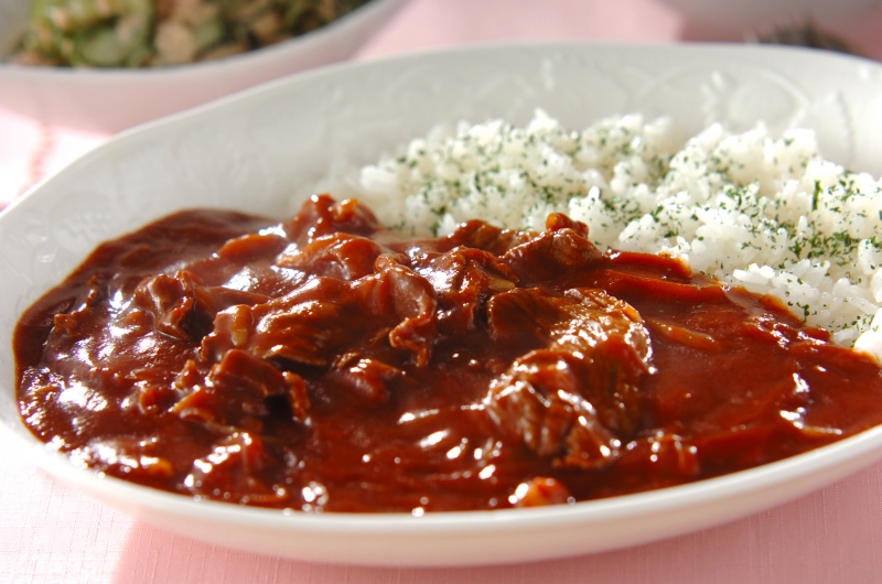 ㅤㅤㅤㅤㅤㅤㅤㅤㅤㅤㅤㅤㅤ ＼牛肉と赤ワインの深いコク本格ハヤシライスをお家で🏠 寒いと暖かい夕食が食べたくなりますよね☃️ 今夜はハインツ「デミグラスソース」を使った本格ハヤシライスにしませんか？ コクがあり、ピタリ！と味が決まる商品です