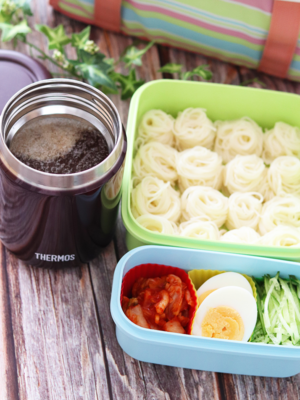 作り置き昼ごはんにはもちろん、お弁当にも美味しい冷やしサラダうどんのコツサカママ