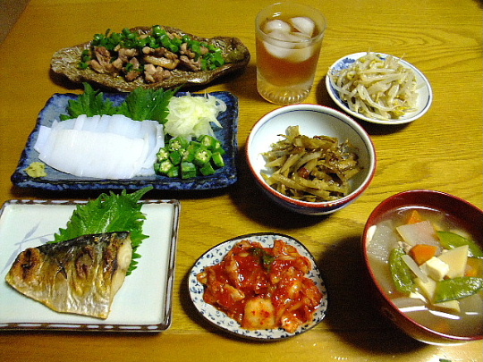 Meee ❥ ❥ゆる〜く減塩中＊ 晩ごはん‪𓂑 𓌈 ♧えのきたっぷりつくね ♧きんぴらごぼう ♧サラダ ♧お味噌汁 ♧玄米ごはん♧りんごとぶどう献立晩ごはん つくねの中にたくさんえのきを入れました🍄 全く違和感なく美味しかったです👌 腸活に良さそう‬