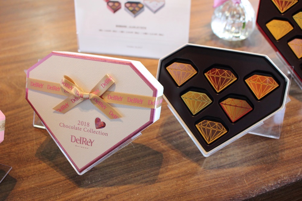 バレンタイン デー!!!! オンライン限定バレンタイン セットです✨ 箱を開けた時、 チョコレートみたいな感じで 並んでたら可愛いかなというセット 笑チョコレートのメッセージカード10枚と 🍓チョコ、板チョコ🍫 使いやすそうな、ちっこいハートのセットです^ ^ 2 7