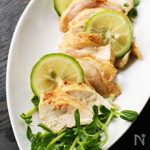 絶対失敗しない ほったらかしメニュージップロック編〜 レモン味🍋サラダチキン 今回は皮も付けたままやってみました 苦手な人は皮なしでアイラップと同じ作り方でジップロックでやってみた ポイントはなるべく空気を抜いて調理する事 高タンパク低カロリーメニュー