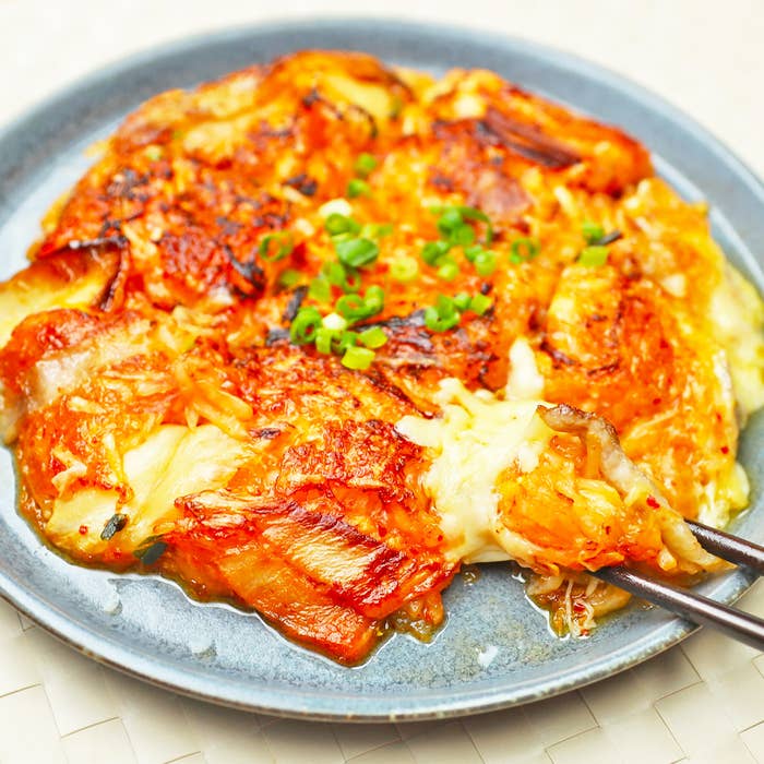 キムチ鍋にチーズ？辛さとまろやかさをともに楽しむ最強の鍋料理食・料理オリーブオイルをひとまわし