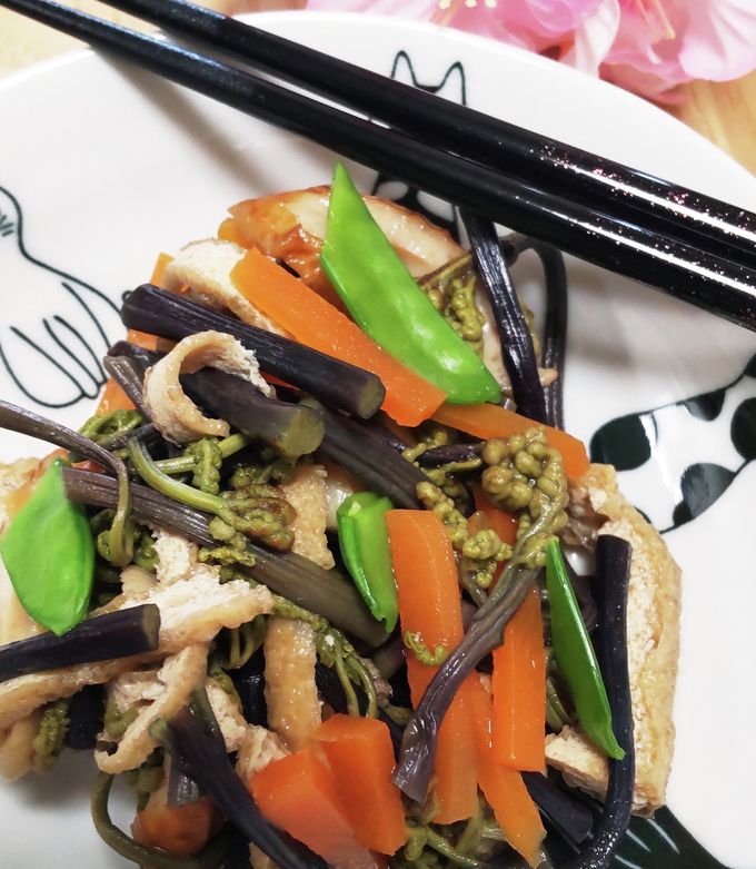 わらびと油揚げの煮物