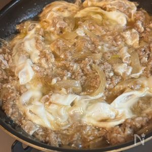 豚ひき肉と玉ねぎの卵とじ丼