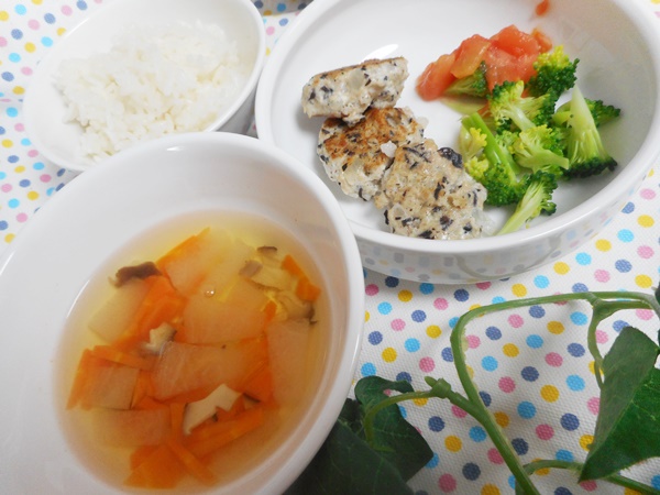 １歳６ヶ月 昼ごはん 、 公園でピクニック！ コンビニおにぎりと おかずは大人と同じものを食べました！ 、お子様プレートお子様ランチ幼児食幼児食メニュー幼児食記録1歳ごはん1歳児ごはん離乳食後期離乳食完了期離乳食離乳食メニュー1歳4ヶ月