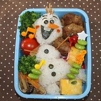 オラフ のお弁当材料ごはん 適量 スライスチーズ １枚 のり 少々 茹で人参 少々 おやつ昆布 ２～３本 乾燥パスタ １本作り方１．ご飯を頭、体×２、足×２をラップに包んで握ります。 体上、足は小さめですが厚みは付けて握らないと埋もれてしまうので注意。 ２