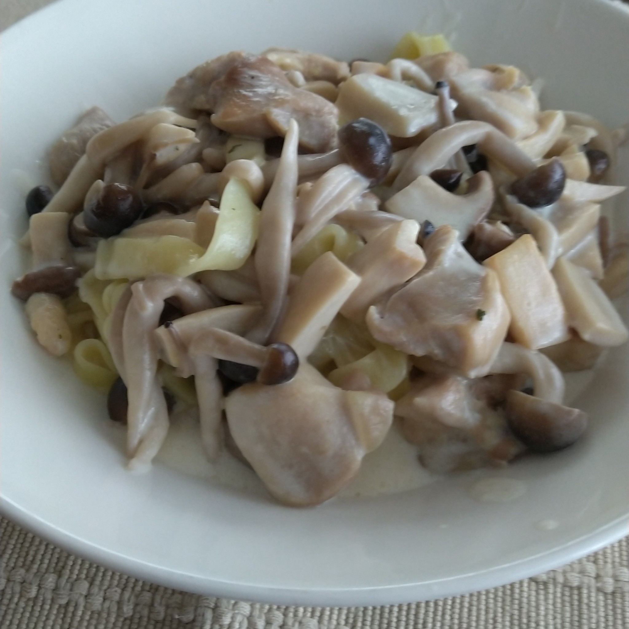 フェットチーネで作る きのこのペペロンチーノ