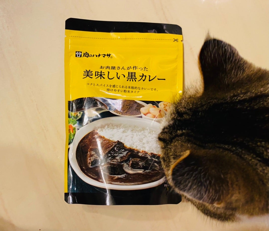 なぜ黒いの？ スマトラカレー特徴の色。 黒褐色。 疑問に思われる方が多いようです。 コーヒーを入れてるから。 チョコを使ってるから。とネット上では様々な憶測が飛び交っていますが、 この黒褐色は スパイスを煎ることによって作り出されるものです。 スパイスを煎る