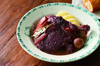 鶏肉の赤ワイン煮 手軽につくる本格味