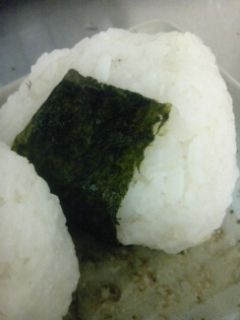 ♢たったこれだけで極上の味！『ツナマヨおにぎりの極意！』☆コンビニに怒られるレベルで美味いおにぎりレシピ☆https:www.youtube.com watch?v=TDioscpcXfA おっさんのランチなんて こんなので充分だわ 大手コン〇ビニのセブ〇ンやファ〇ミマ、ロー〇ソンの