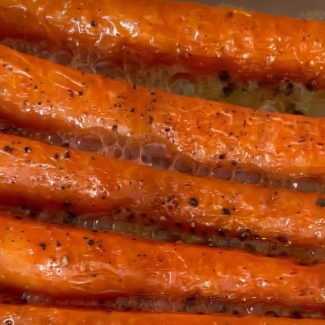 人参🥕があったらぜひ作ってみて➰☝️, びっくりするほど美味しい一品🍽️✨, 今回は、, @danna.yaseroさんの投稿をお借りしてご紹介します💕, ＝＝＝＝＝＝＝＝＝＝＝＝＝＝＝＝＝＝＝＝＝＝＝＝＝, かりかりローストポテトの評判が,よかったので、人参ver.🥕, 人参の甘みを存分に楽しむなら, ぶっちぎりでこの食べ方だな🤔, グラッセみたいに甘い、それも自然の甘み 語彙力 ,