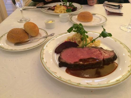 Dreamy day at Tokyo DisneySea🌏🩵 S.S. Columbia Dining Room ⚓︎🚢 東京ディズニーシー・ コロンビア号の船内レストラン🌼🍽️ すました写真の中に、、🤪 .TokyoDisneySeadisneyseatokyojapantripinfluencer東京ディズニーシーディズニーレストランss