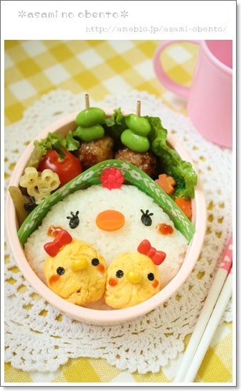 イースター弁当🐰🐣🌷 これはおにぎりの型持ってるから簡単にできた✨️ .キャラ弁 イースター弁当 キャラ弁簡単 おにぎり型 うさぎおにぎりひよこおにぎり 娘弁当 おべんとう記録 おにぎり弁当 お弁当作り 春弁当 イースター イースターエッグうさぎ弁当