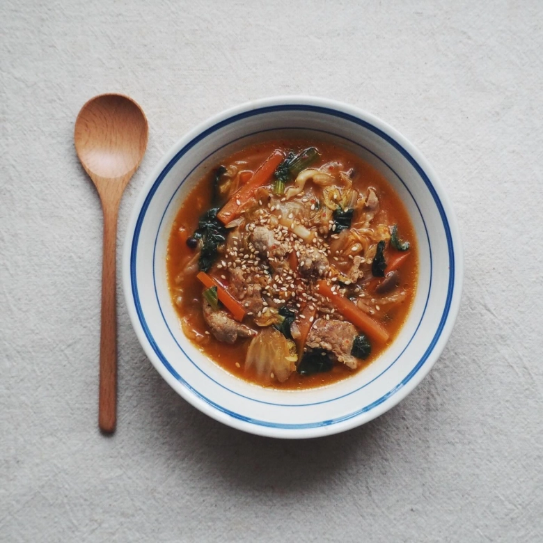 深くて濃いスープの薄切りサムギョプサルキムチチゲ