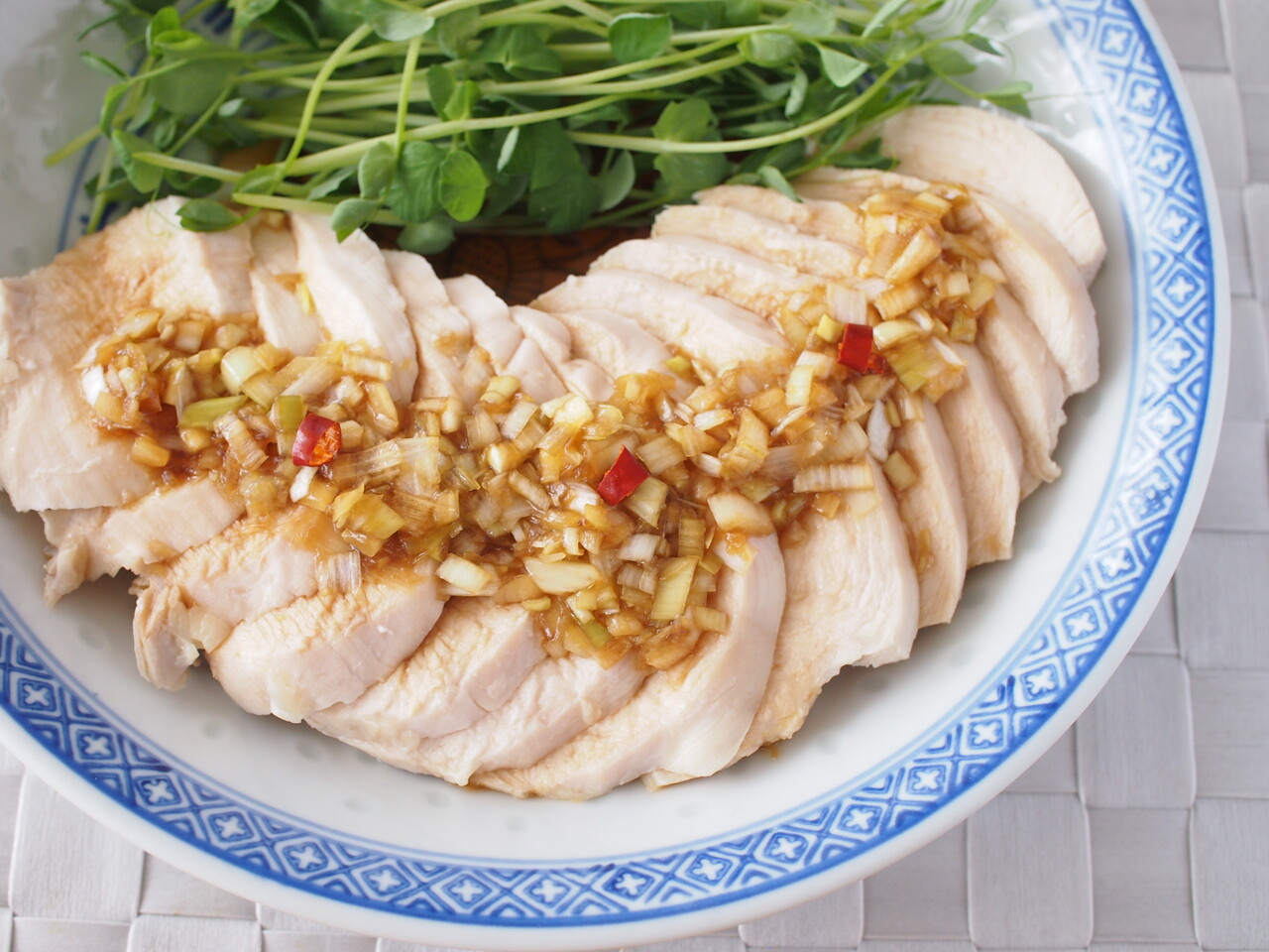 鶏胸肉をしっとり仕上げる茹で方！柔らかく茹でるためのポイントを解説 - E・レシピ 1 1ページ