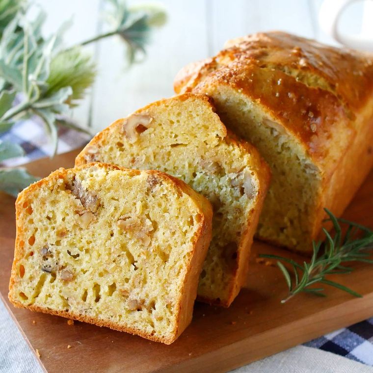 にんじんバナナケーキ🥕レシピあり📝 焼きたてはカリッふわ〜 冷めるとカリッもちっ にんじん一本入ってるけど、にんじん感全くない🙆♀️なかなかご飯を食べない一歳甥っ子ちゃんもちょっとずつちぎって食べてました🤭 バナナの甘さが結構あったのでお砂糖減らしてい
