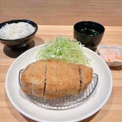 お客様より「かつ丼で味変出来るなんて革命です‼️」とお言葉を頂きました😀, そうなんです、「あらた」は味変を楽しんで頂くお店なのです。,味変アイテムは9種類, 9種類の中から , ソース+からし, わさび+塩 フルール・ド・セル佐藤浩市さん推し,バジル+タバスコ 横浜流星さん推し, 丼つゆ+わさび, などなど、自分好みのカスタムも😋,