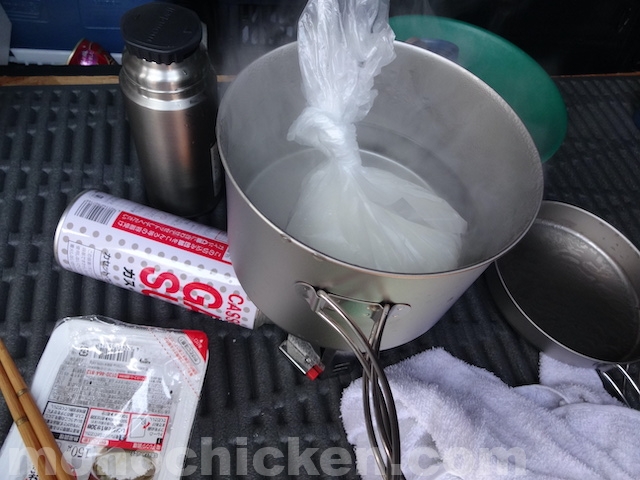 電子レンジのないキャンプ地において、パックご飯を食べる際、湯煎すると15分程度かかりますが約5分で温める方法をYouTubeにアップしました👍本編はプロフィール欄のURLからYouTubeをご覧ください🙇‍♀️キャンプ飯メスティンキャンプアウトドアソロキャンプ