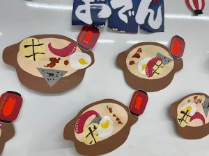 ２月の製作☺️あつあつ おでん🍢 温かくて美味しそうなおでんができました😍 0歳児さんは足型のちくわ☺️ 1〜2歳児さんはお皿におでんを盛り付けました🥰とっても美味しそう😋 .zeronurseryzeronursery保育園zeronursery保育園製作zeronursery製作若松河田