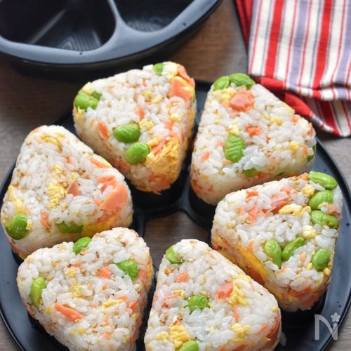 スモークサーモンと枝豆のおにぎり