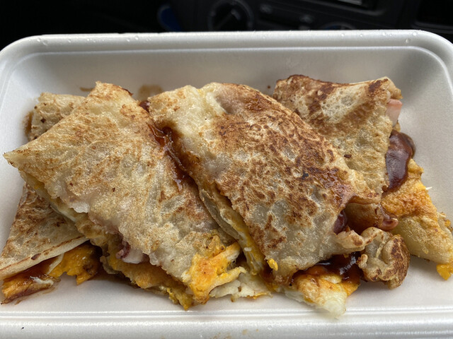 業務スーパー愛好家😘けい💜おうち屋台❤️簡単イカ焼き その他の業スーレシピは @love_gs_life プロフィールTOPから👆🏻業スーの冷凍イカ🦑 使いたい時に流水解凍でサッと使えるし、臭みもなくて美味しいから便利😆 このイカ焼きも解凍後はちゃちゃっと5分くらい