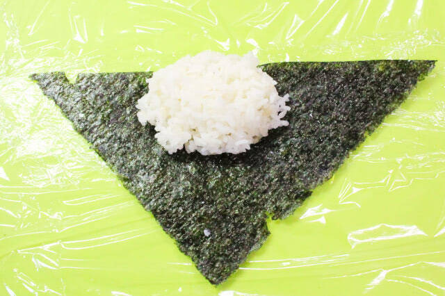 塩は必要ない!? 三角おにぎりの黄金比率と握り方 野永喜三夫さん伝授2ページ目- macaroni