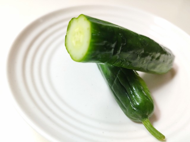 2024年7月16日 火 より、ファミリーマートが「冷やし胡瓜一本漬 梅しそ風味 178円 」を新発売します。 梅の酸味と香りを感じられるきゅうり を丸ごと漬け込んだ、ワンハンドで手軽に食べられるきゅうりの浅漬です。 販売地域は、東北・関東・東海です。 このアカウント