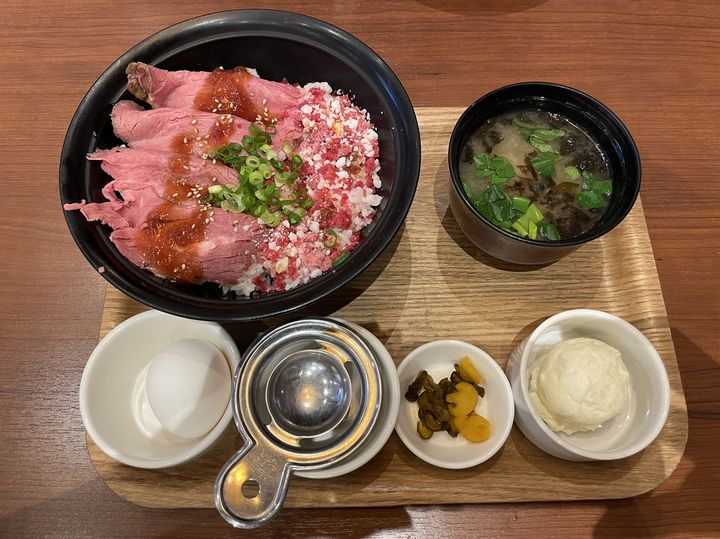 ローストビーフ丼に、レアステーキ丼も！東京で最強の肉丼4選 1 2東京カレンダー最新のグルメ、洗練されたライフスタイル情報
