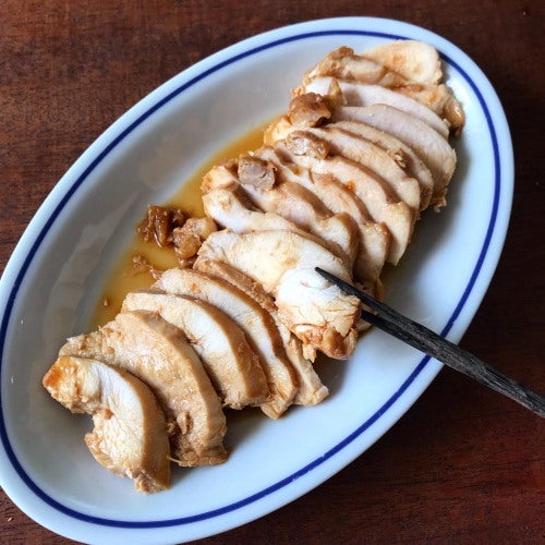 おうちで簡単！やわらか鶏チャーシュー✨, ▪️どんなことでもコメントしてもらえると嬉しいです☺️,材料 , 鶏もも肉2枚,料理酒大さじ2,チャーシューのタレ , 料理酒大さじ6, みりん大さじ4, 醤油大さじ4, 砂糖大さじ2,潰したニンニク1片, ▪️鶏チャーシューは一度冷ますと切りやすくなります,鶏チャーシュー,チャーシュー,