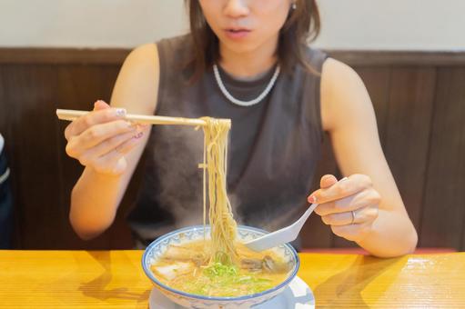 ラーメン女子の美味しい食べ方テクニック