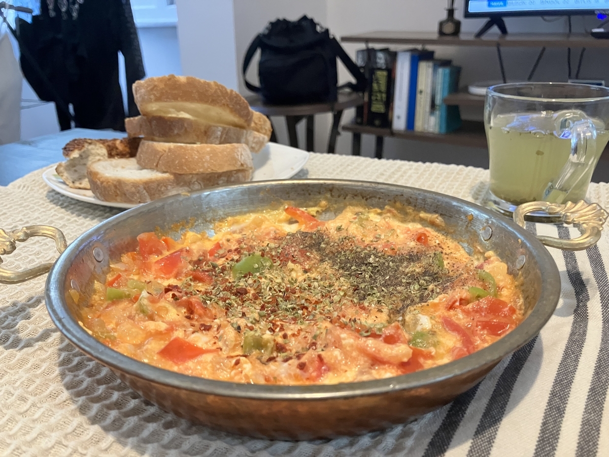 シェアして食べる朝食 - 深夜航空