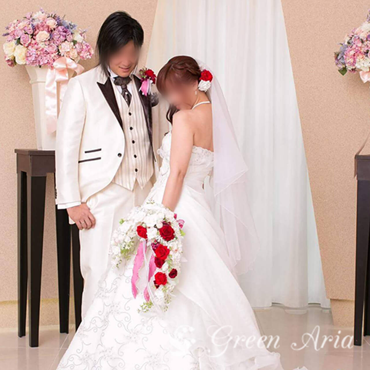 赤とピンクと白バラのラウンド型クラッチブーケ ホテルミラコスタ挙式 - ＬＡ ＲＯＳＥ ＦＬＯＲＥ