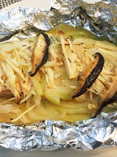 オーブンで鮭のホイル焼き きのこ、玉ねぎ、鮭をホイルで包みオーブンで焼くだけ！ - YouTube