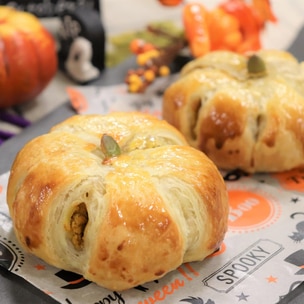 ショソン・オ・ポム クロワッサンの二番生地がたまってしまうのでショソン。 二番生地でやると立ち上がりが激しくなくていいね。中身はサッと蜜漬けしてセミドライにしたりんごと手作りの白あんの和ポム。 豆香る白あんが美味しい。ショソンオポムchaussonauxpommes