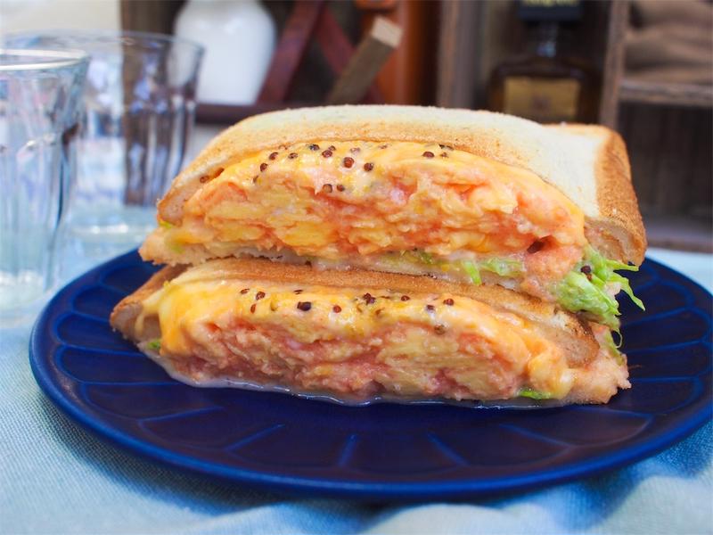 昨日の農業祭では、 ホットサンドの売り切れ申し訳ありませんでした。 そして、ありがとうございました👼👼 今週のきまぐれホットサンドはジャーマンポテトとクリームチーズ じゃがいもとクリームチーズは北海道産。 いくつかあるわたしの好物を 主役にしてみました